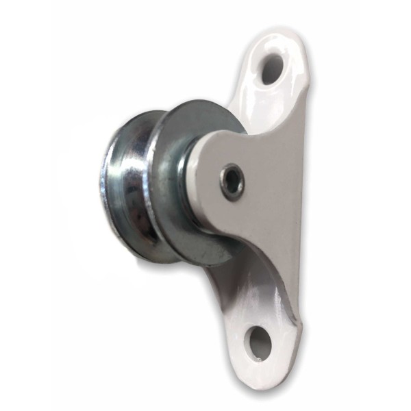Polea metálica para cuerda de pérgola de 6 mm instalada en soporte para sistema corredero de toldo.