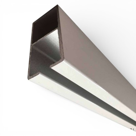 Perfil guía de aluminio 80x40 para pérgola corredera con nervio central y 2 mm de espesor.