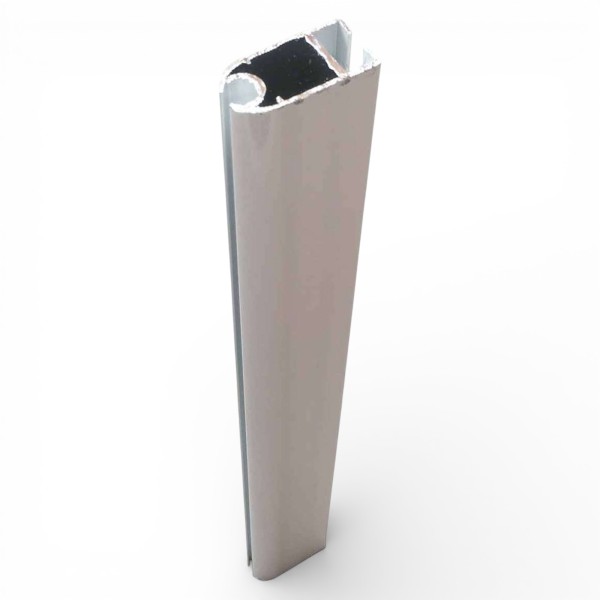 Perfil palillo de aluminio para pérgola corredera con lona instalada y sistema de poleas en la parte superior.