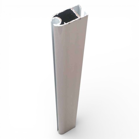 Perfil palillo de aluminio para pérgola corredera con lona instalada y sistema de poleas en la parte superior.