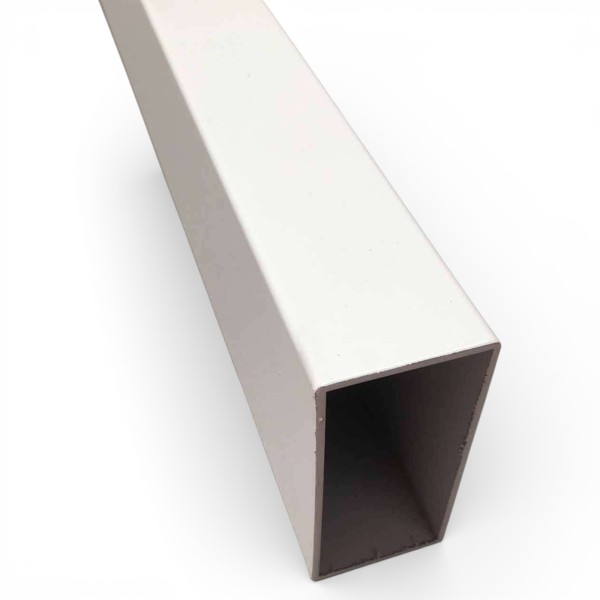 Perfil de aluminio 80x40 lacado en blanco para estructura de pérgola con 2 mm de espesor.